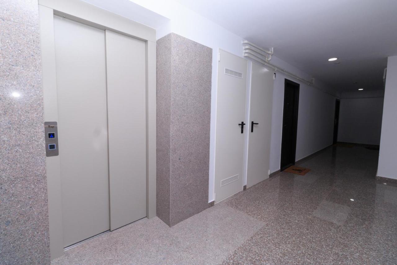 View Ap With Parking And 2 Bathrooms *
